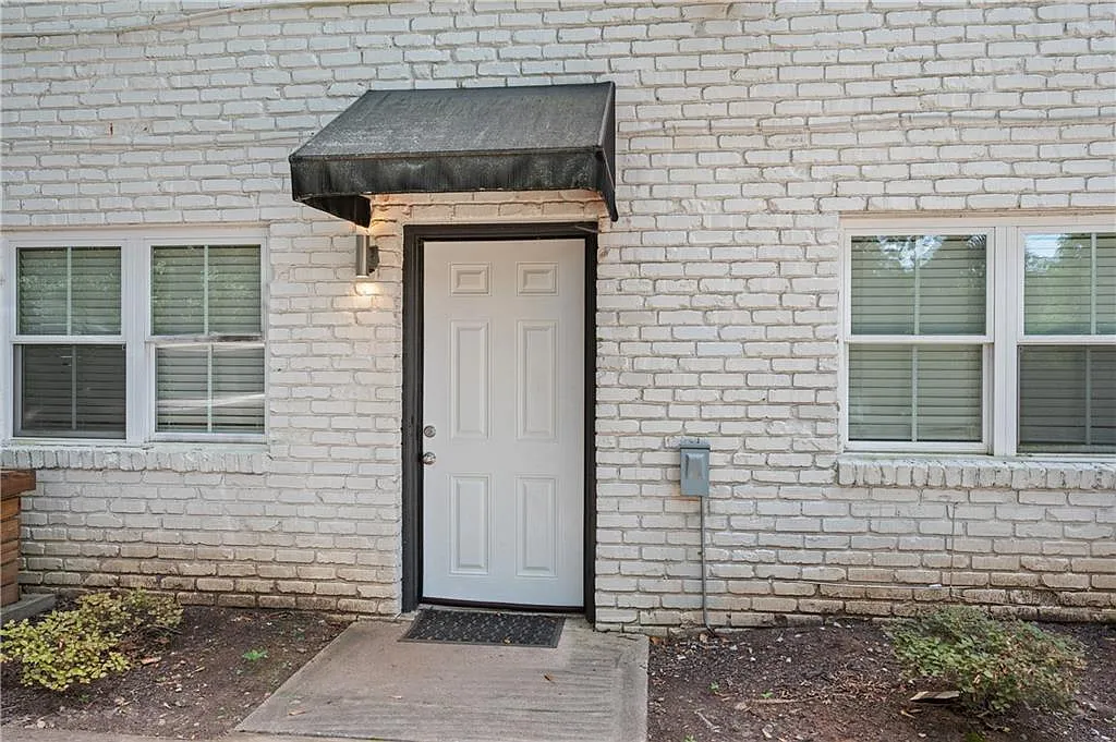 2 bed, 1.0 bath, 1100 sqft, $2,200 — Photo 2