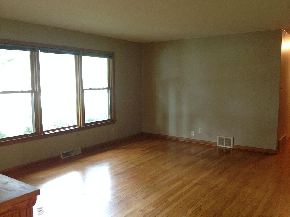 2nd image of 300 N 166th St