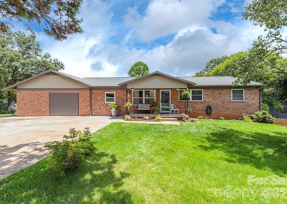 1st image of 39 N Pershing Rd