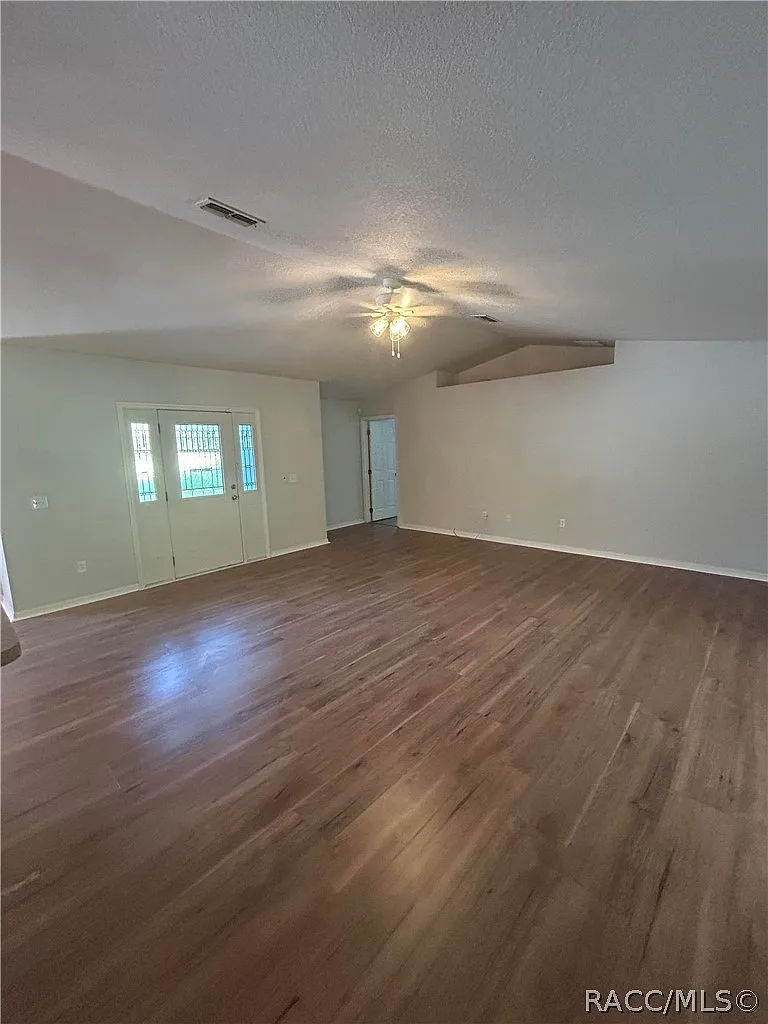 3 bed, 1736 sqft, $1,900 — Photo 2