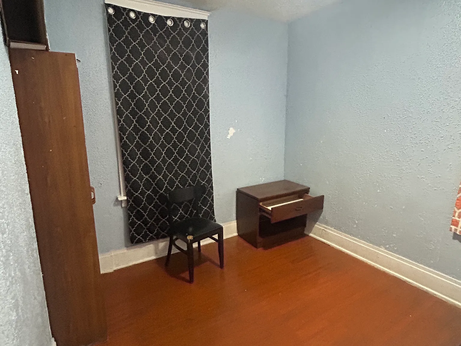 4 bed, 900 sqft, $400 — Photo 2