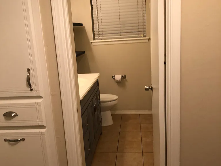 1009 Gale — Photo 12