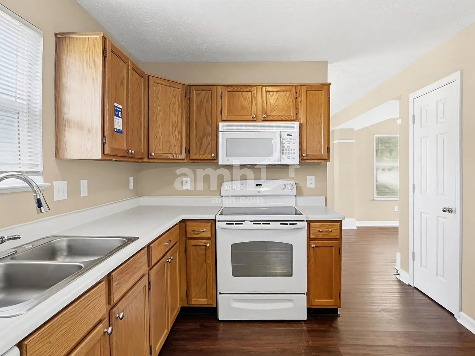 3 bed, 2.5 bath, 1646 sqft, $2,155 — Photo 3
