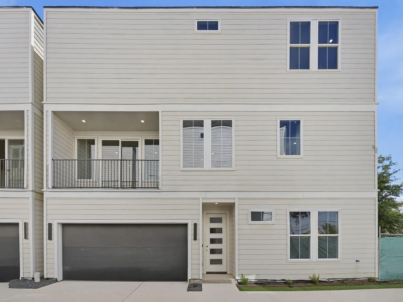 3 bed, 3.5 bath, 2182 sqft, $3,200 — Photo 2