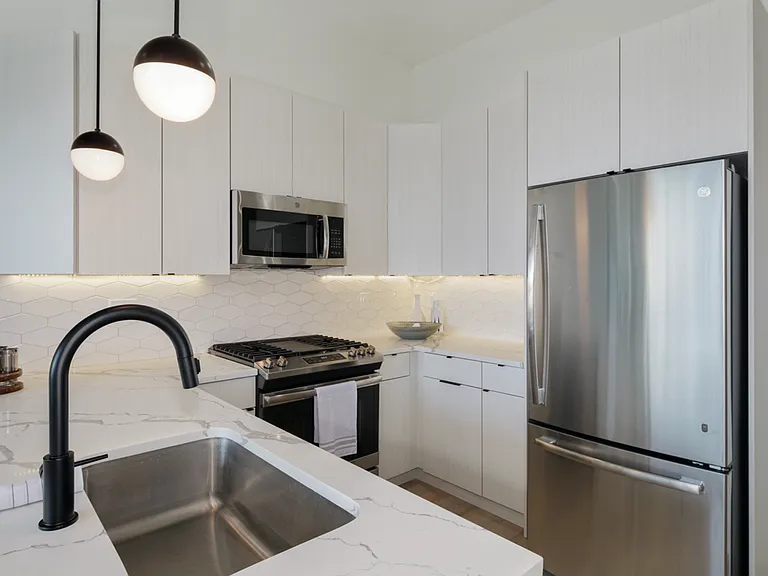 Stunning Apartment on Snyder Ave — Photo 19