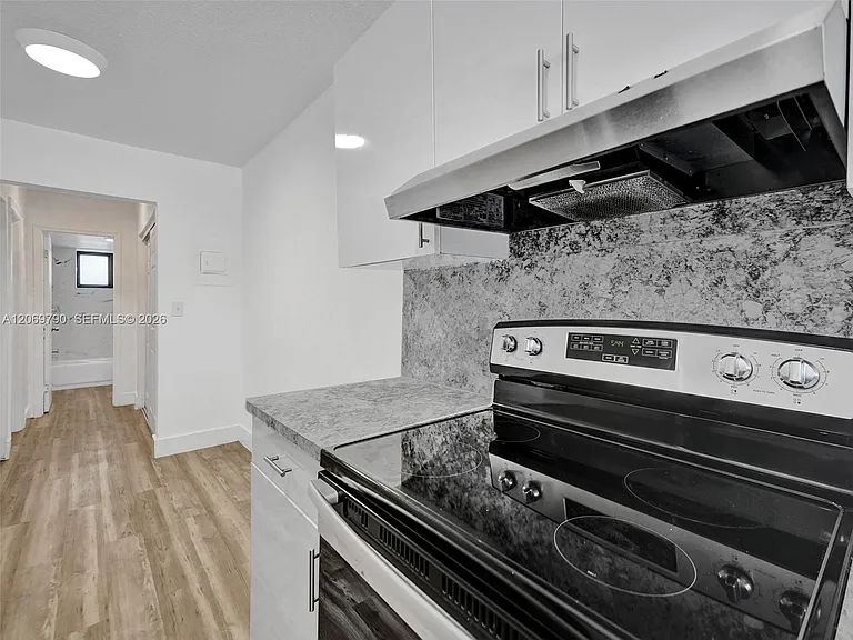 114 SE 8th St #203 — Photo 16
