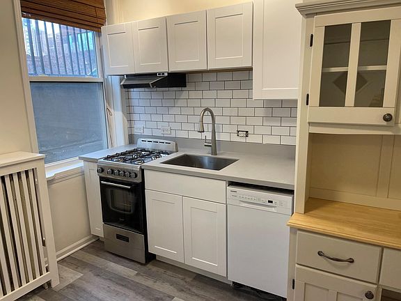 4th image of 3646 N Pine Grove Ave APT 1