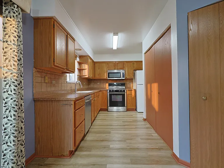 1402 Parkside Dr — Photo 18