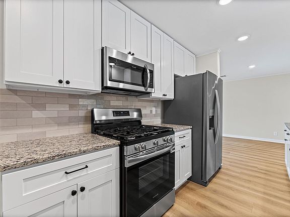 5th image of 7102 Sharpview Dr