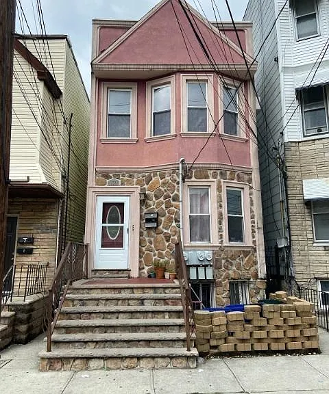 170 Boyd Ave — Photo 1