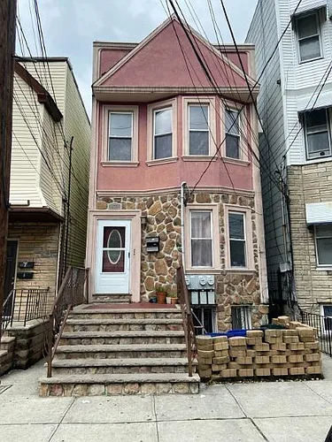 170 Boyd Ave Photo 1