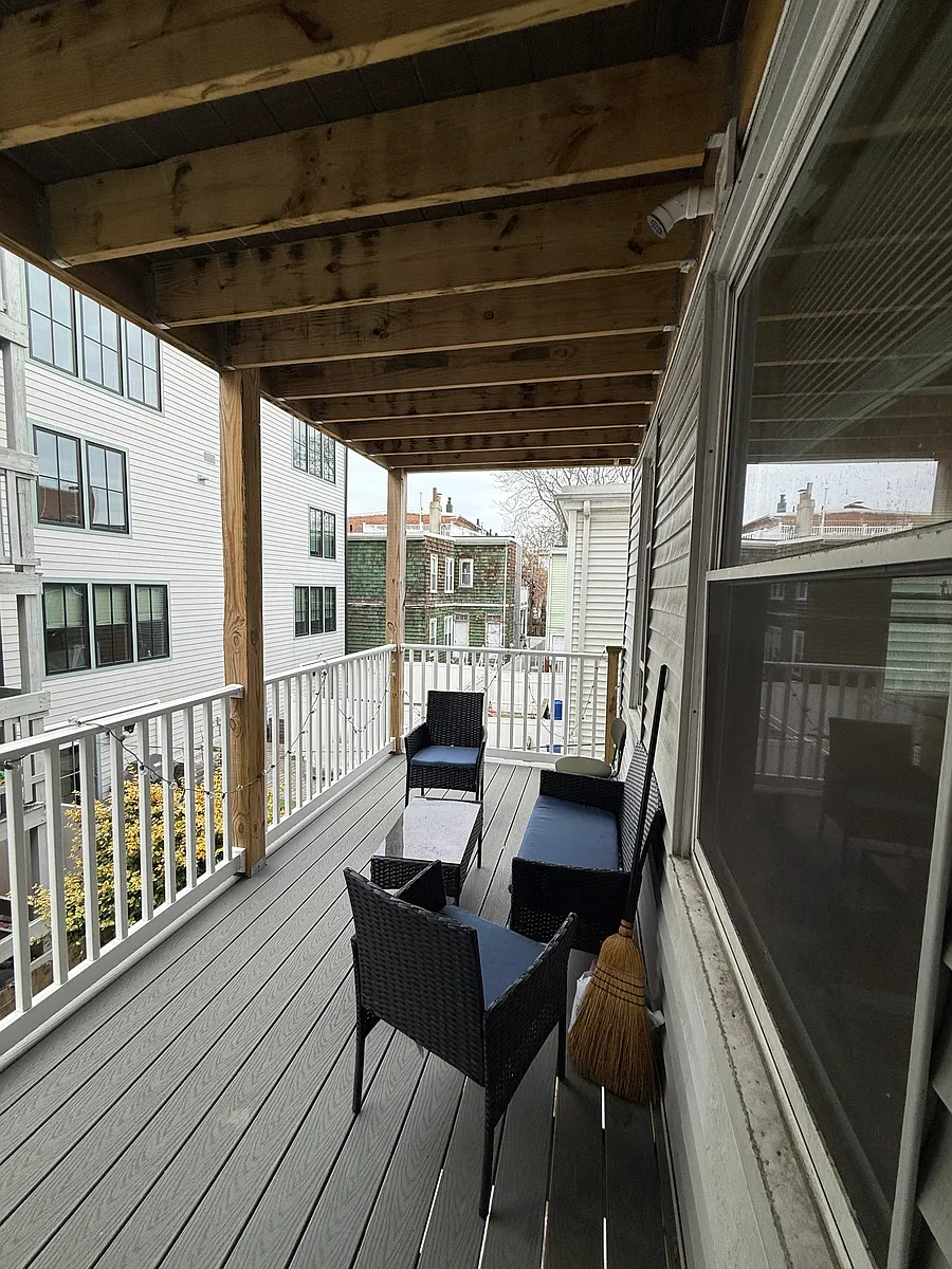 Building Photo - 738 E 6th St #2