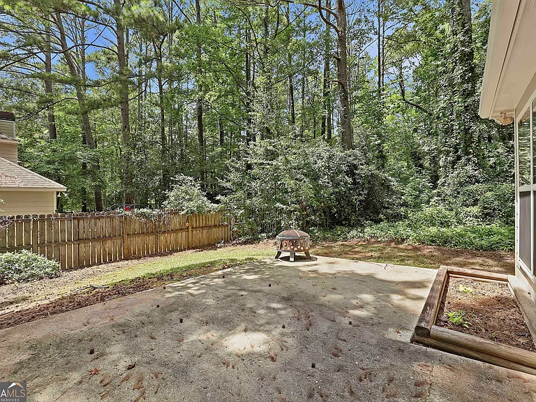 518 Longwood Ln — Photo 30