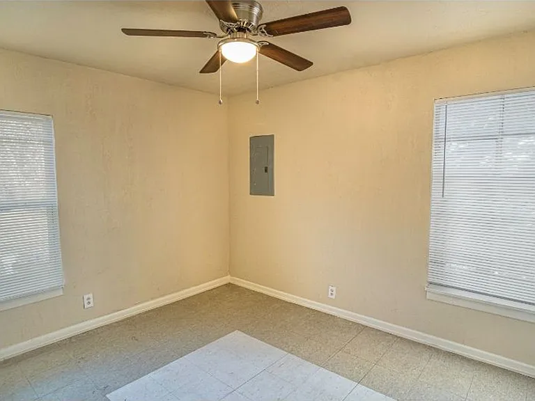 1003 Poinsettia — Photo 11