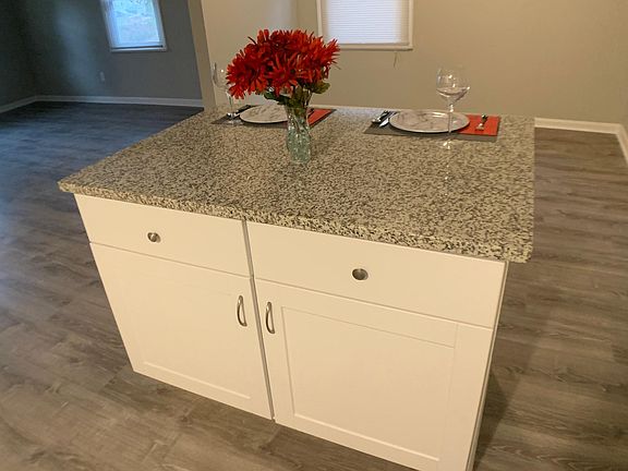 Island that connects to kitchen eat-in area.