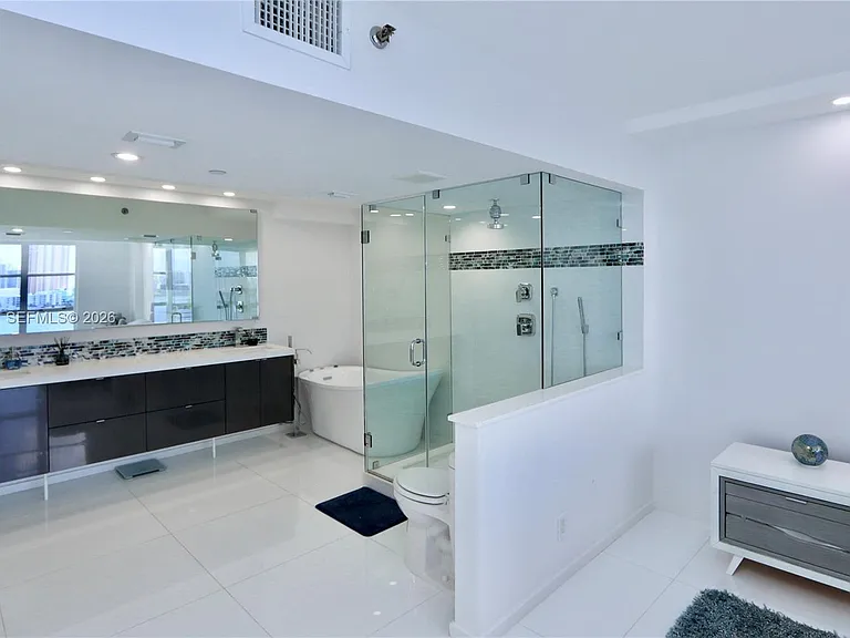 3600 Mystic Pointe Dr #1115 — Photo 21
