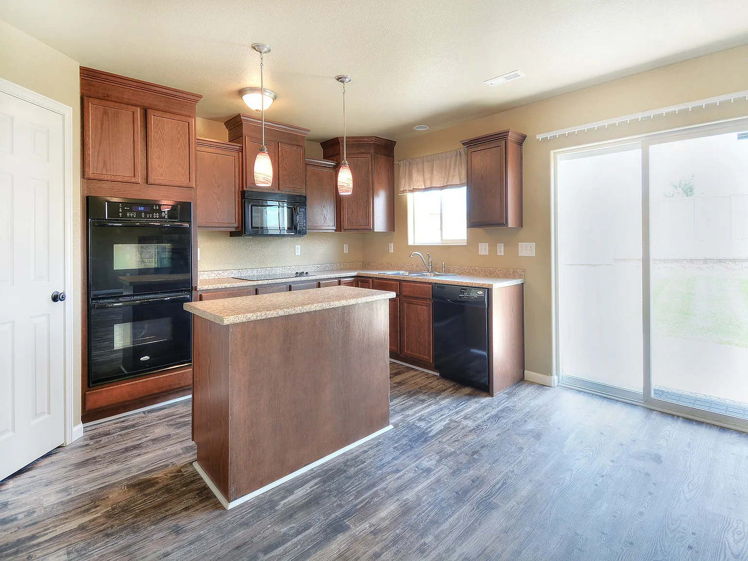 3 bed, 2.5 bath, 1606 sqft, $2,300 — Photo 4