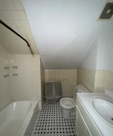 130 W 4th St #3R — Photo 2