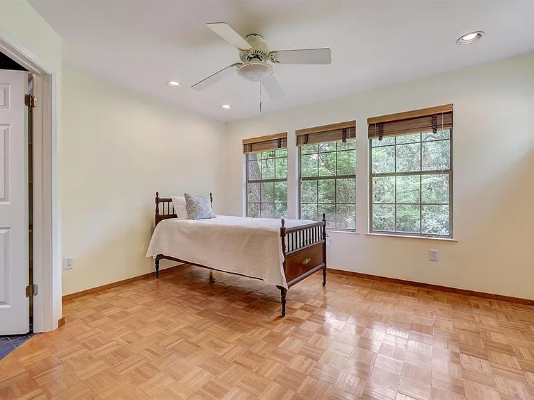 805 Leonard St — Photo 17