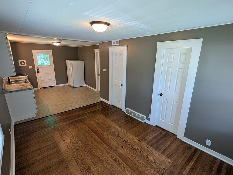 413 E Cherry St — Photo 5
