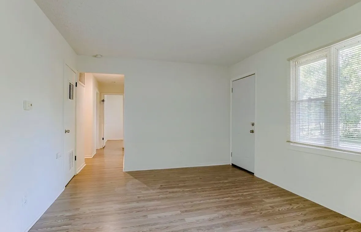 3 bed, 912 sqft, $1,200 — Photo 1