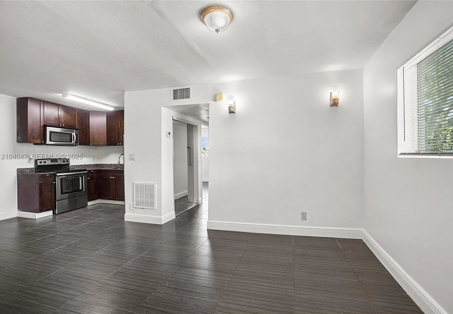 37 SW 14th St — Photo 2