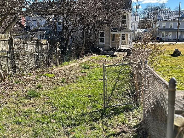 84 S Front St — Photo 13