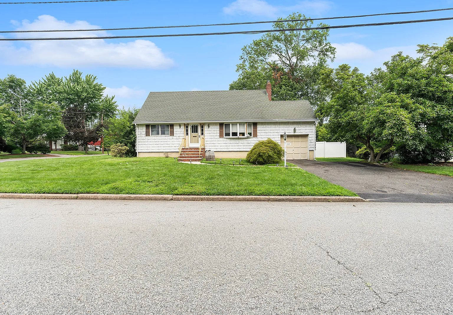 4 bed, 936 sqft, $4,800 — Photo 1