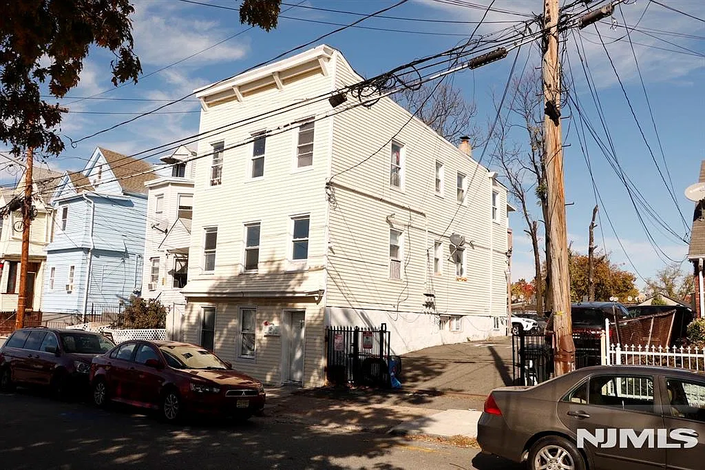 3 bed, $2,400 — Photo 1