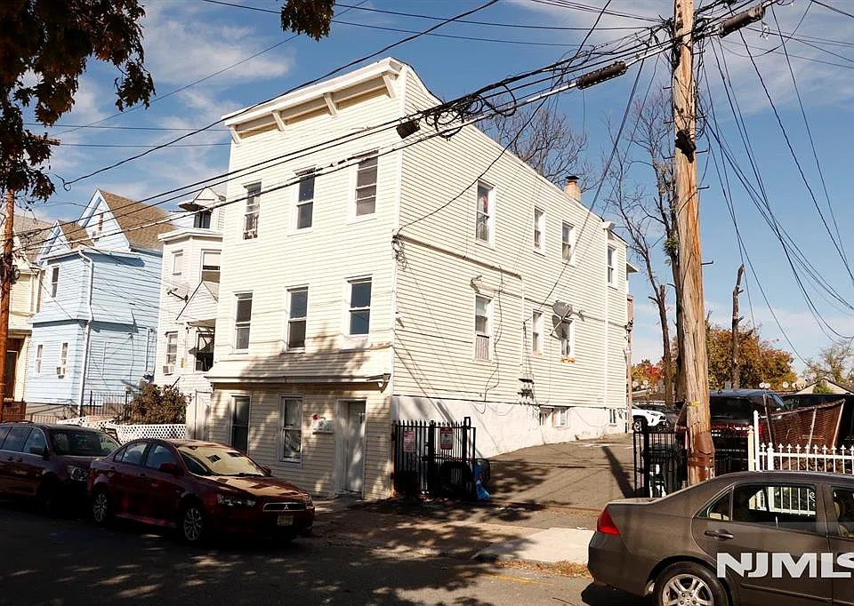 122 Albion Ave #22