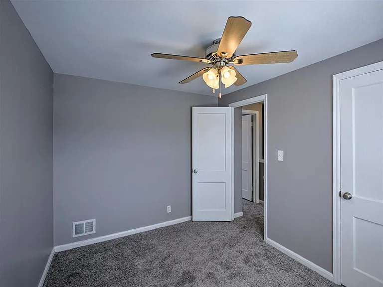 Bedroom with grey carpet at Colonial Park.