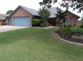 1916 Goldenrod Ln, Midwest City, OK 73130