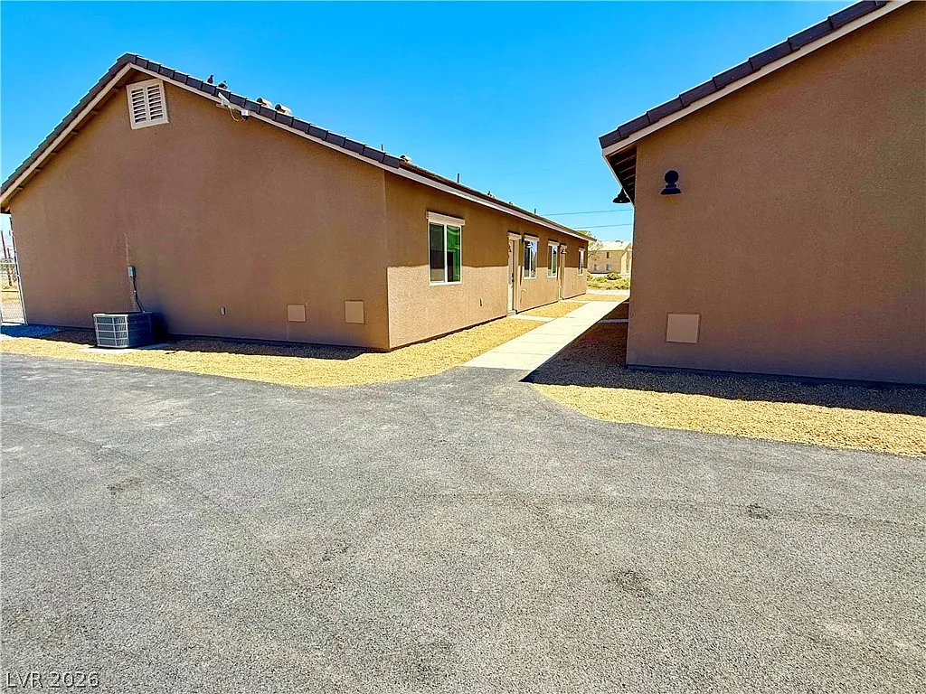 3 bed, 2.0 bath, 1099 sqft, $1,300 — Photo 1