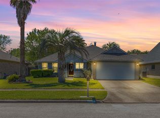 15730 Castorglen Dr, Webster, TX 77598