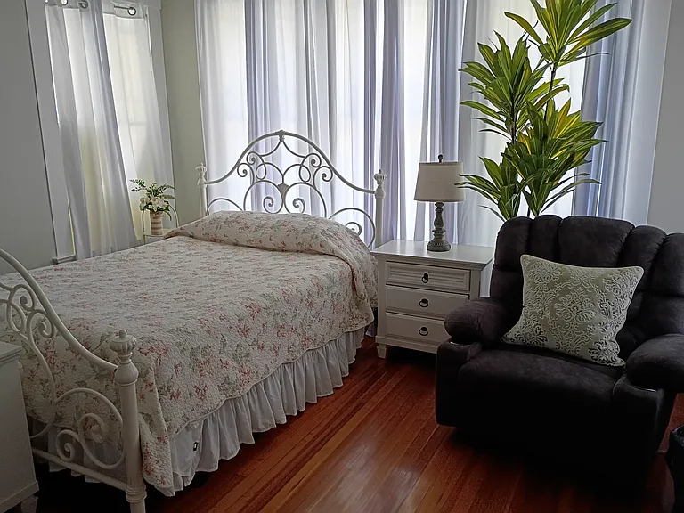 Very Comfortable Queen Size Bed/Lots of Windows