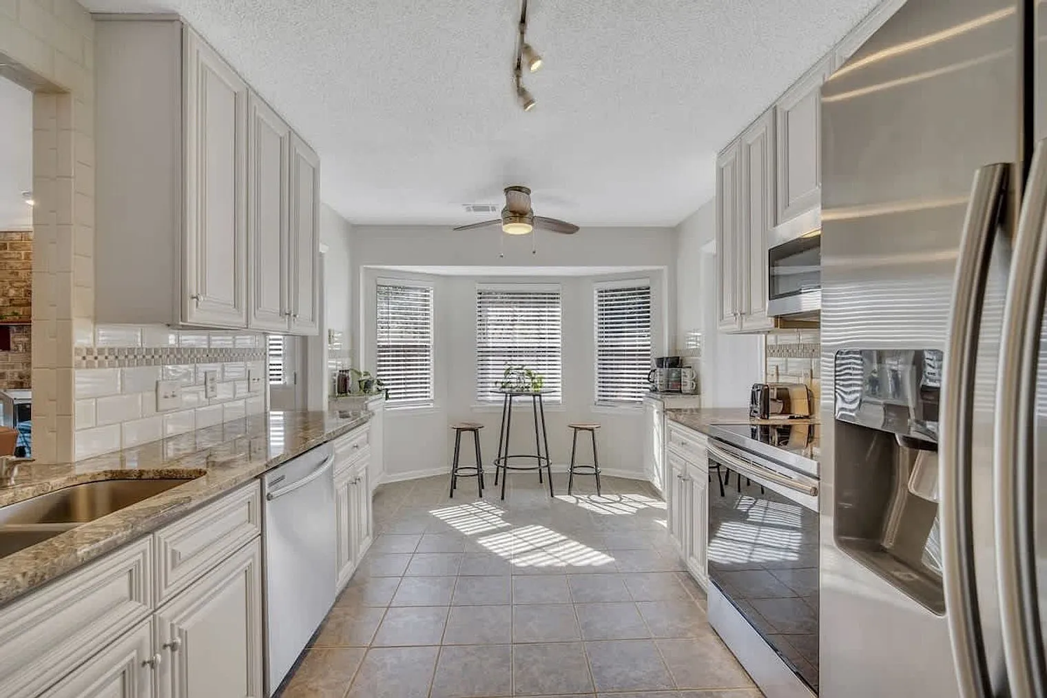 3 bed, 2.0 bath, 1496 sqft, $4,036 — Photo 4