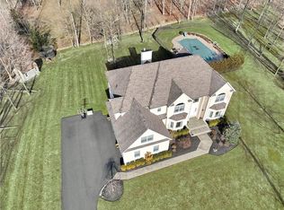 18 Grist Mill Ct, Montebello, NY 10901