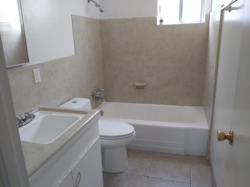 2nd image of 3151 N Mariposa St