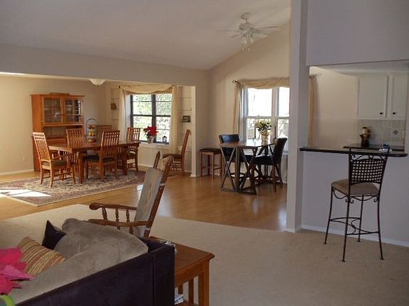 4th image of 1900 Oakridge Dr