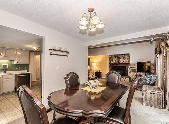 5th image of 7928 Park Vista Cres