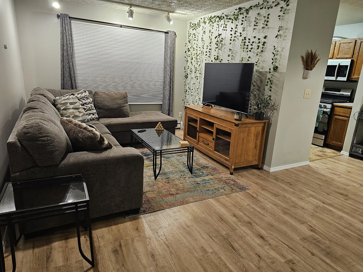 2 bed, 880 sqft, $2,680 — Photo 2