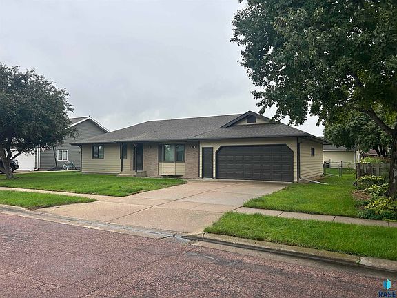 2nd image of 811 James Pl
