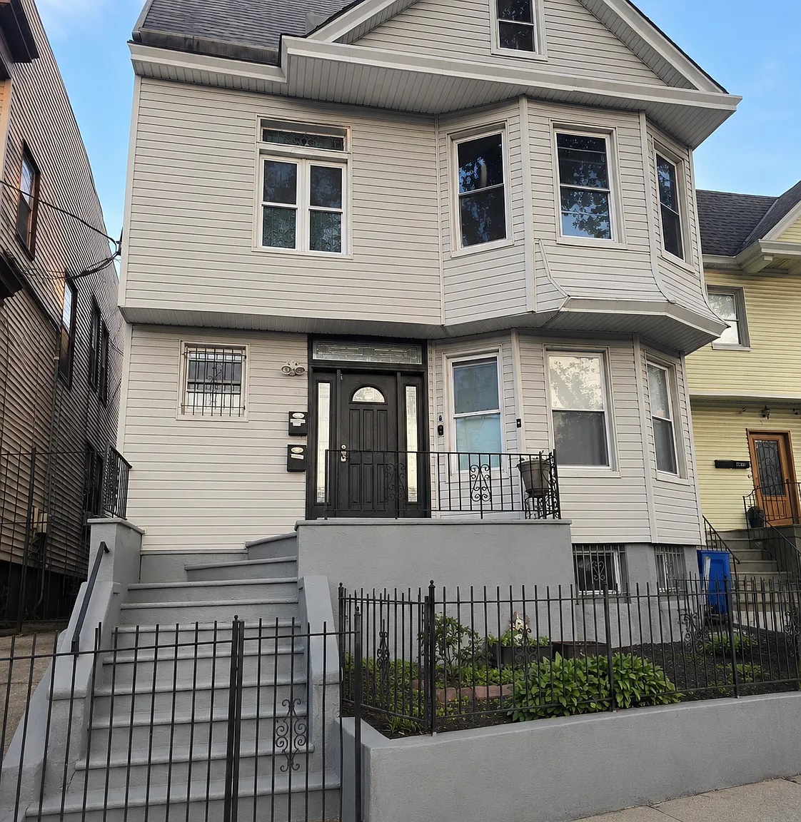 3 bed, 950 sqft, $2,500 — Photo 1