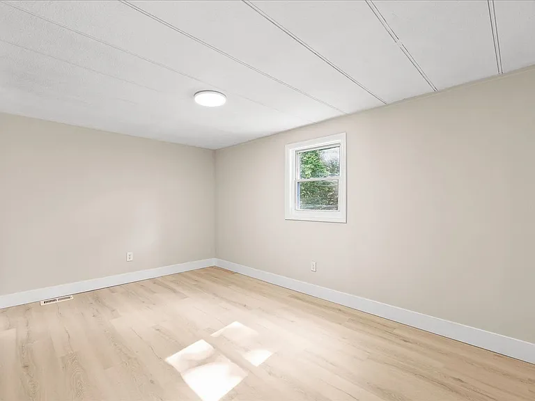 210 Lynn St — Photo 19