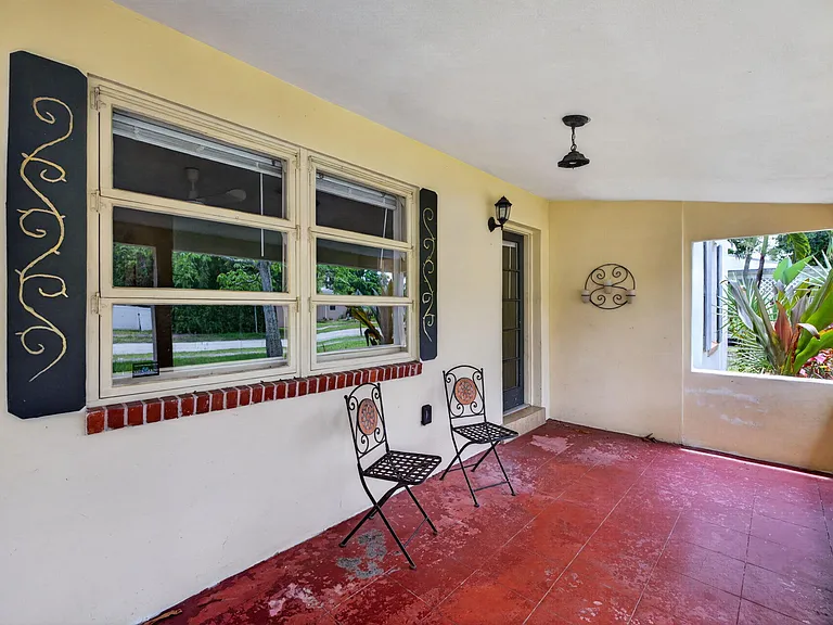 841 SW 18th Ct — Photo 15