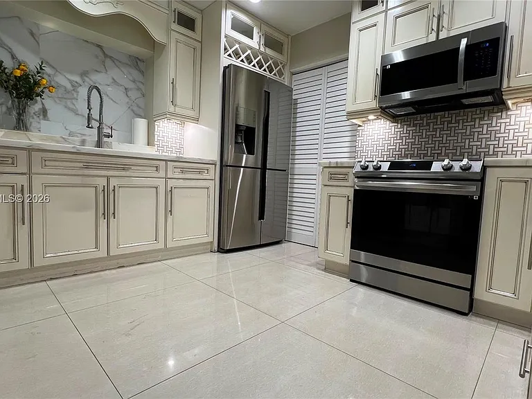 6550 SW 8th St — Photo 24