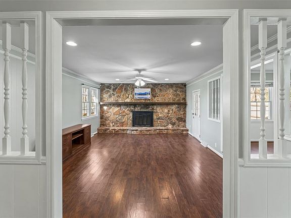 3rd image of 304 Stonehaven Dr