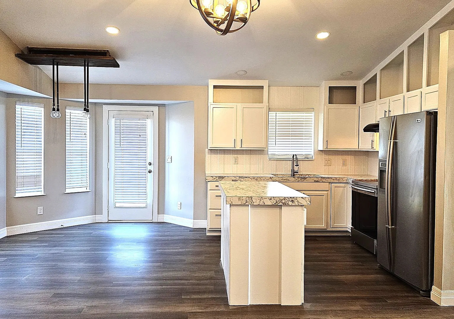 Beautiful Three Bedroom, Three Bathroom — Photo 3