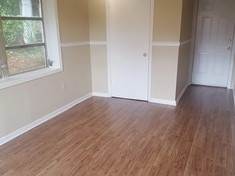 913 Royalette Ave — Photo 8