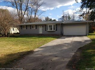 3755 Waldon Rd, Lake Orion, MI 48360